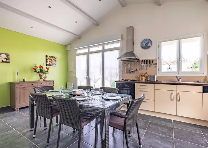 Maison Agreable Avec Jardinet Le Château-dʼOléron