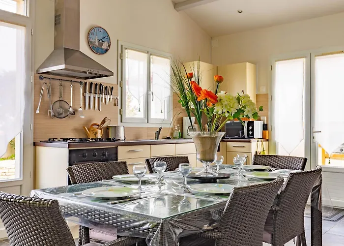 Maison Agreable Avec Jardinet بيت للعطل